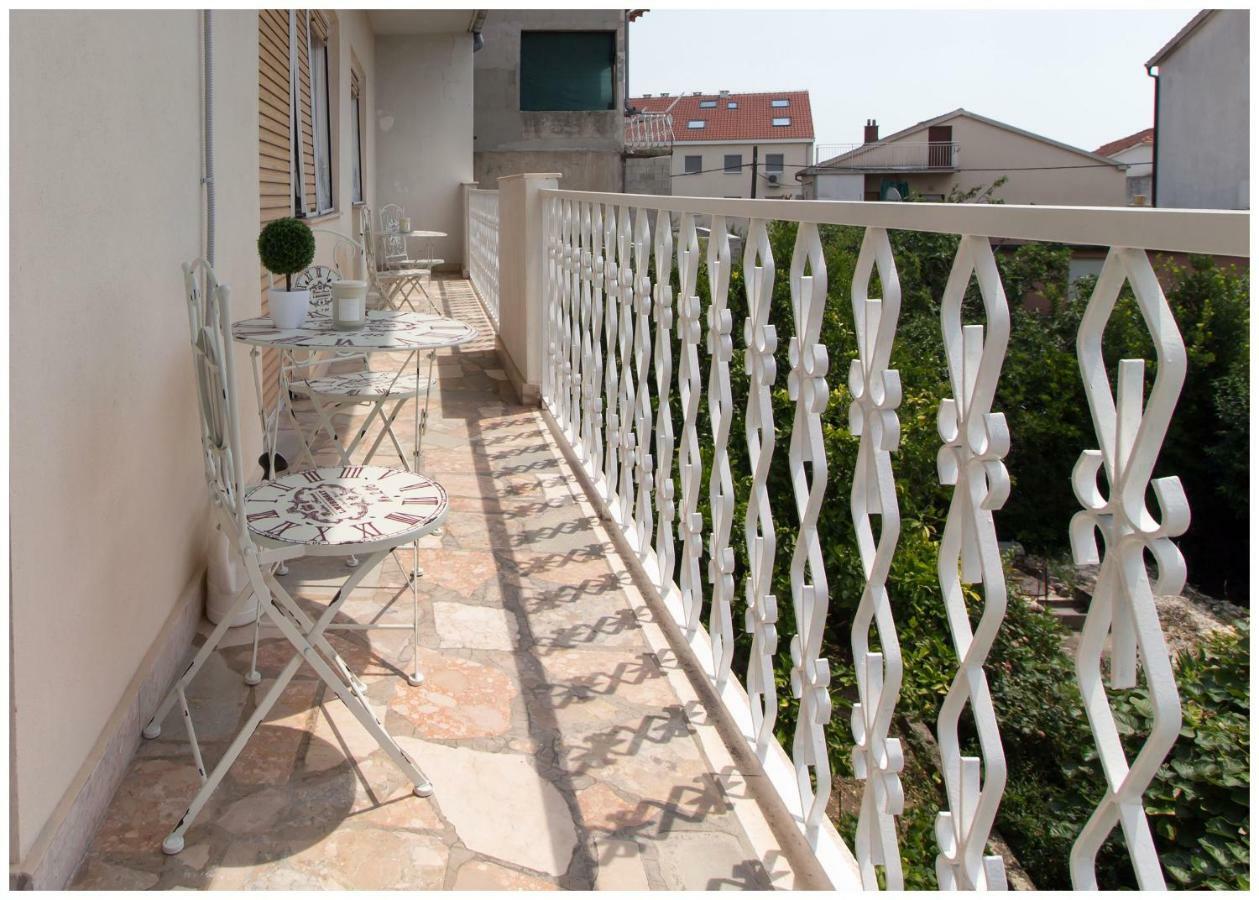 Large Apartment Between Split And Trogir Kaštela Екстериор снимка