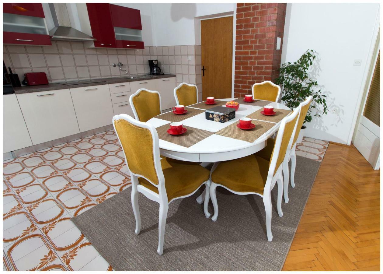 Large Apartment Between Split And Trogir Kaštela Екстериор снимка