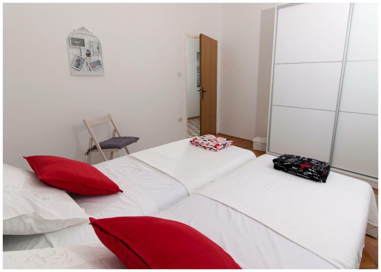 Large Apartment Between Split And Trogir Kaštela Екстериор снимка