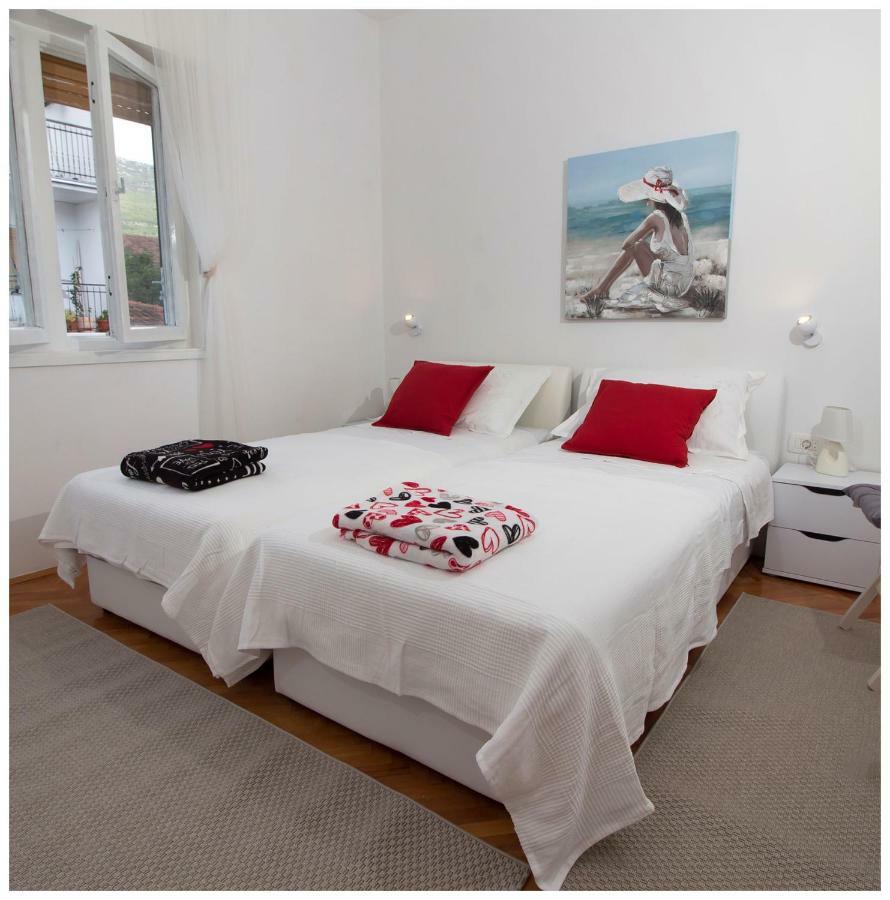 Large Apartment Between Split And Trogir Kaštela Екстериор снимка