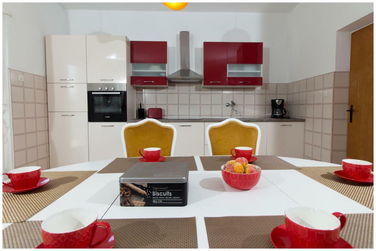Large Apartment Between Split And Trogir Kaštela Екстериор снимка
